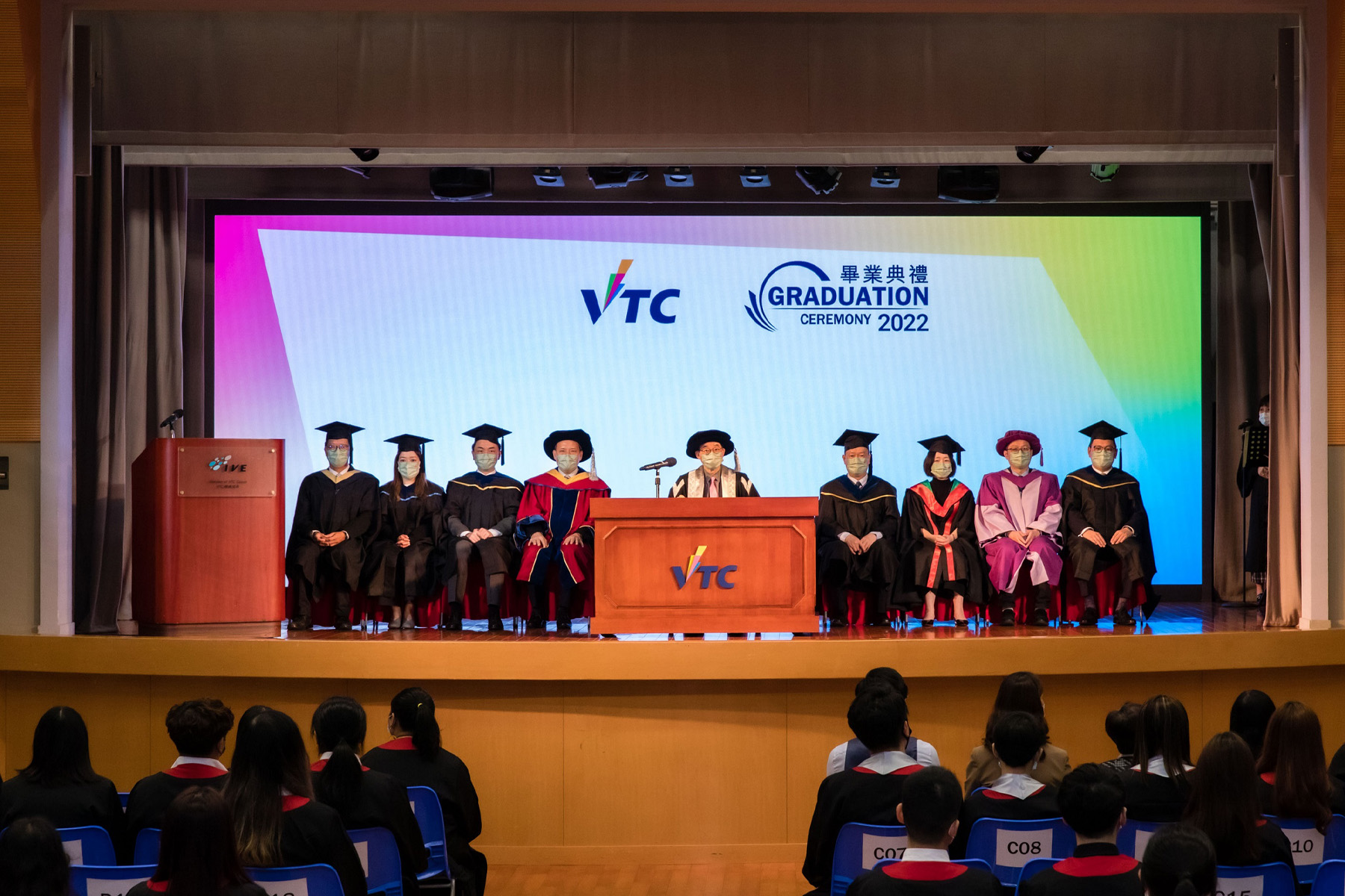 今年逾1万6千名来自VTC多间院校成员的毕业生，会於毕业典礼获颁授学士学位丶高级文凭丶基础课程文凭丶职专文凭丶文凭和证书等各级学历