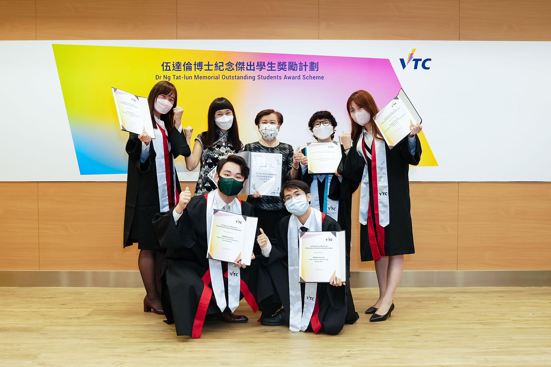 Dr Ng Tat-lun Memorial Outstanding Student Awards was presented on the same occasion. Ten outstanding students from different disciplines are honoured for their excellence in academic studies, leadership, personal attributes, extracurricular activities and community services