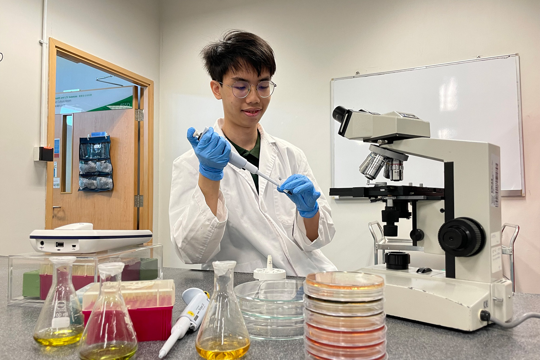 One of the awardees is WONG Chun -fai, who graduated from the Higher Diploma in Biotechnology with the Hong Kong Institute of Vocational Education (IVE). He gained hands-on experience from working at the Jellyfish Aquarium in a theme park, using aseptic techniques learnt at IVE to feed and take care of the jellyfish