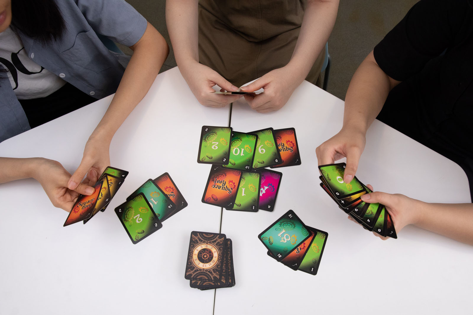 《I’m Number Hero》实体卡牌玩法类似时兴的卡牌游戏，以「数字牌」及「平方牌」轮流拼出完整算式，争取答案最大以获得出牌权，最先出完所有牌的玩家获胜