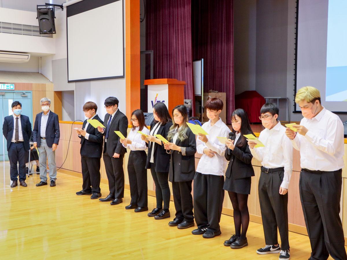 Principal Dr. Frankie Leung and Principal Lecturer Mr. Patrick Chu swore in the new Students’ Union (SU) members at the SU inauguration ceremony at the school hall. 