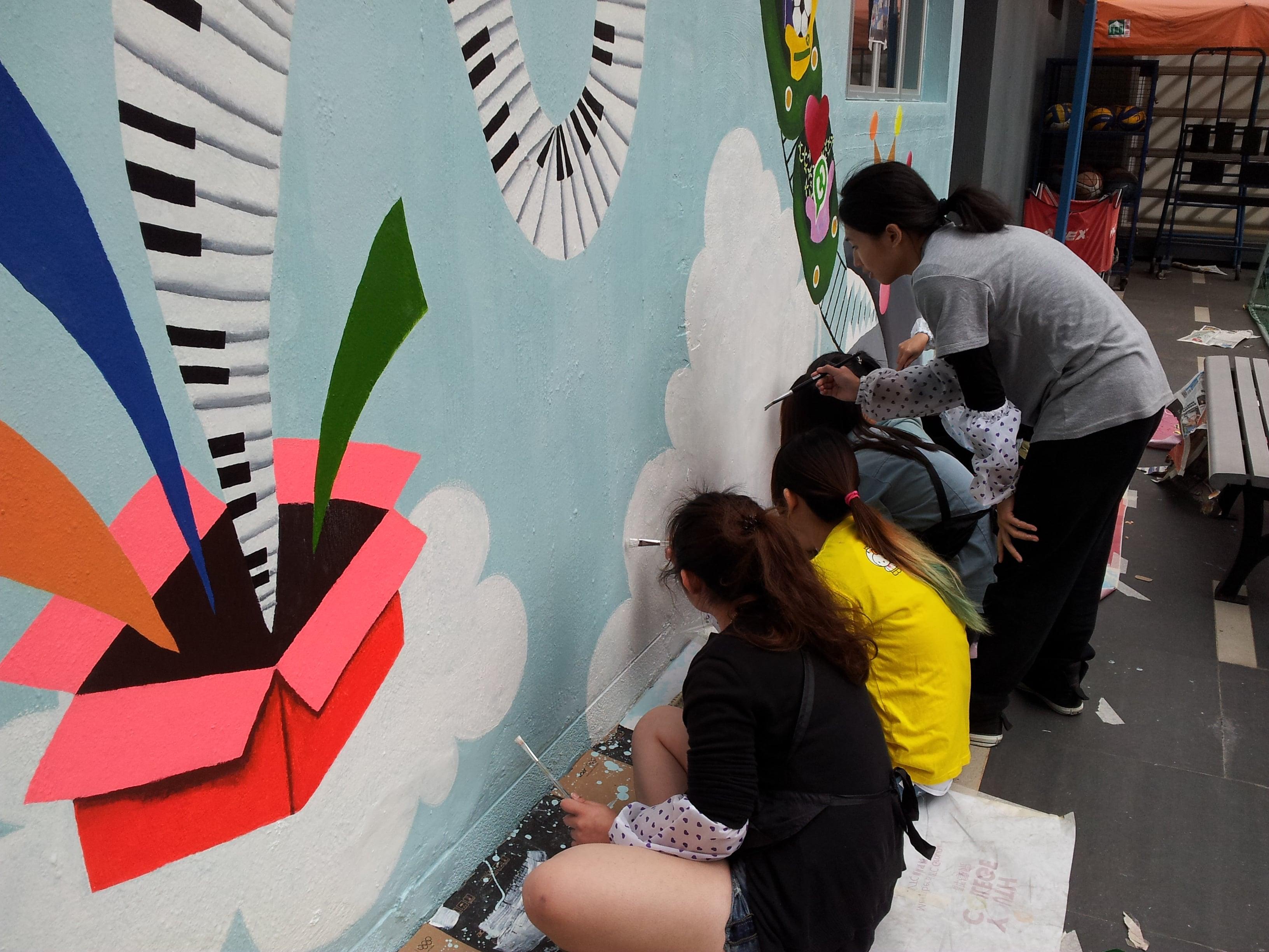 Students decorated school facilities by wall painting 
