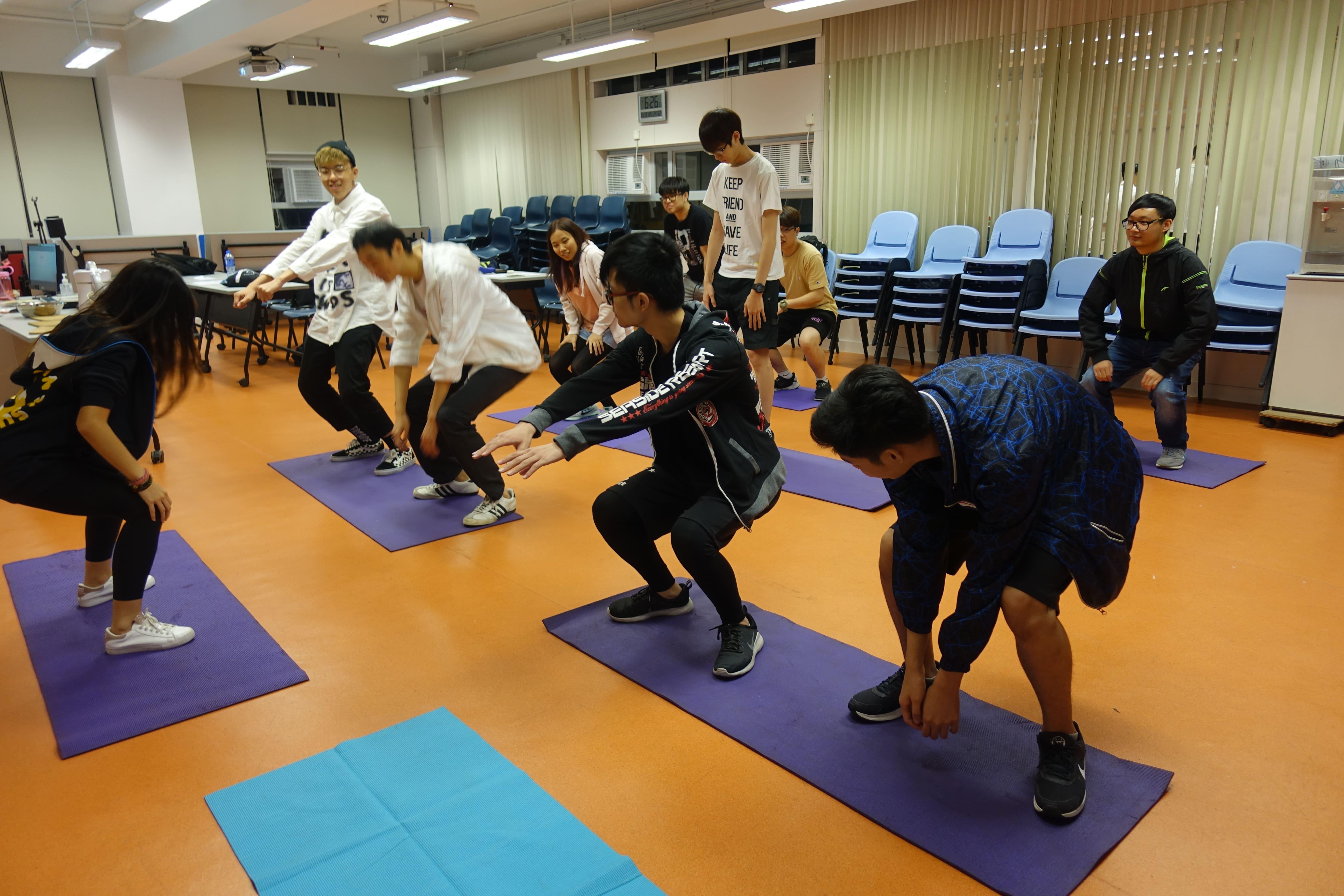 同学正在练习修身运动